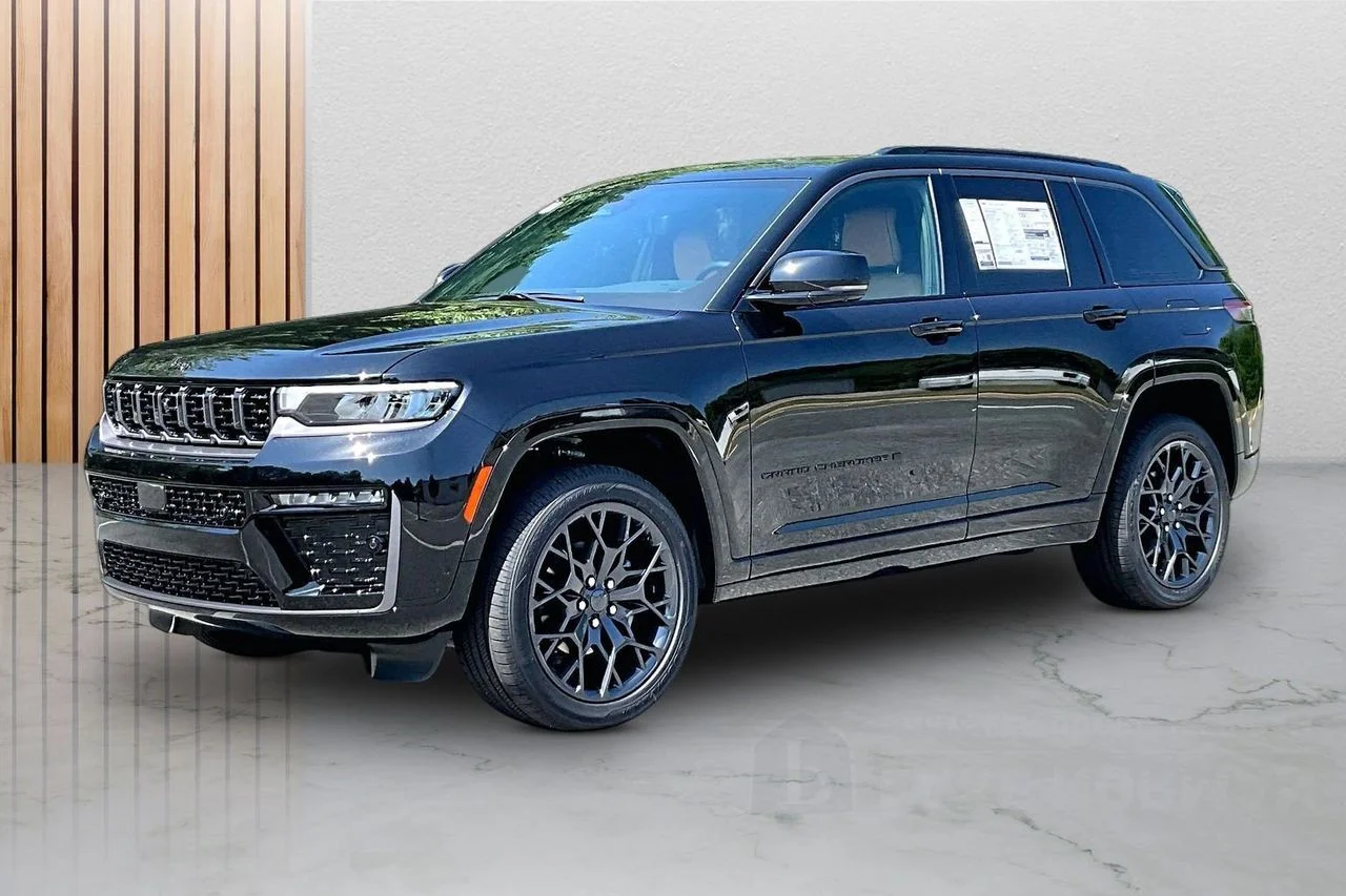 New 2026 Diamond Black Crystal Pearl-Coat Exterior Paint Jeep Summit image 4