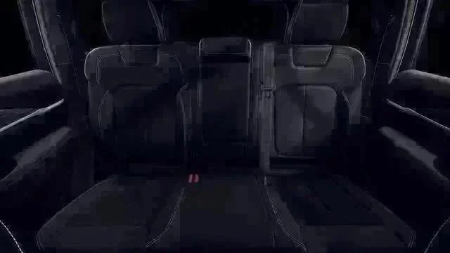 New 2026 Diamond Black Crystal Pearl-Coat Exterior Paint Jeep Altitude image 3