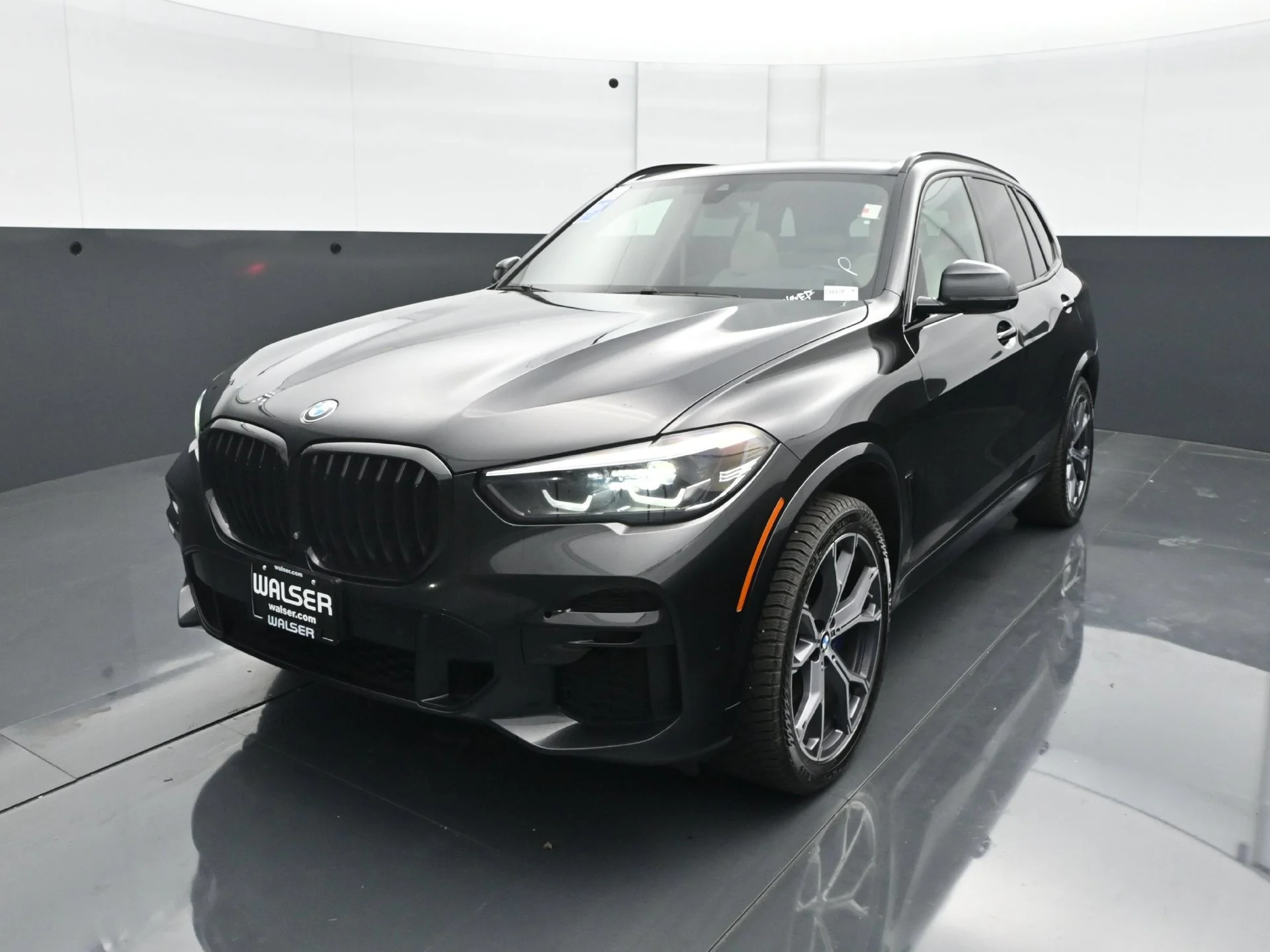 Used 2022 Black Sapphire Metallic BMW xDrive40i image 1