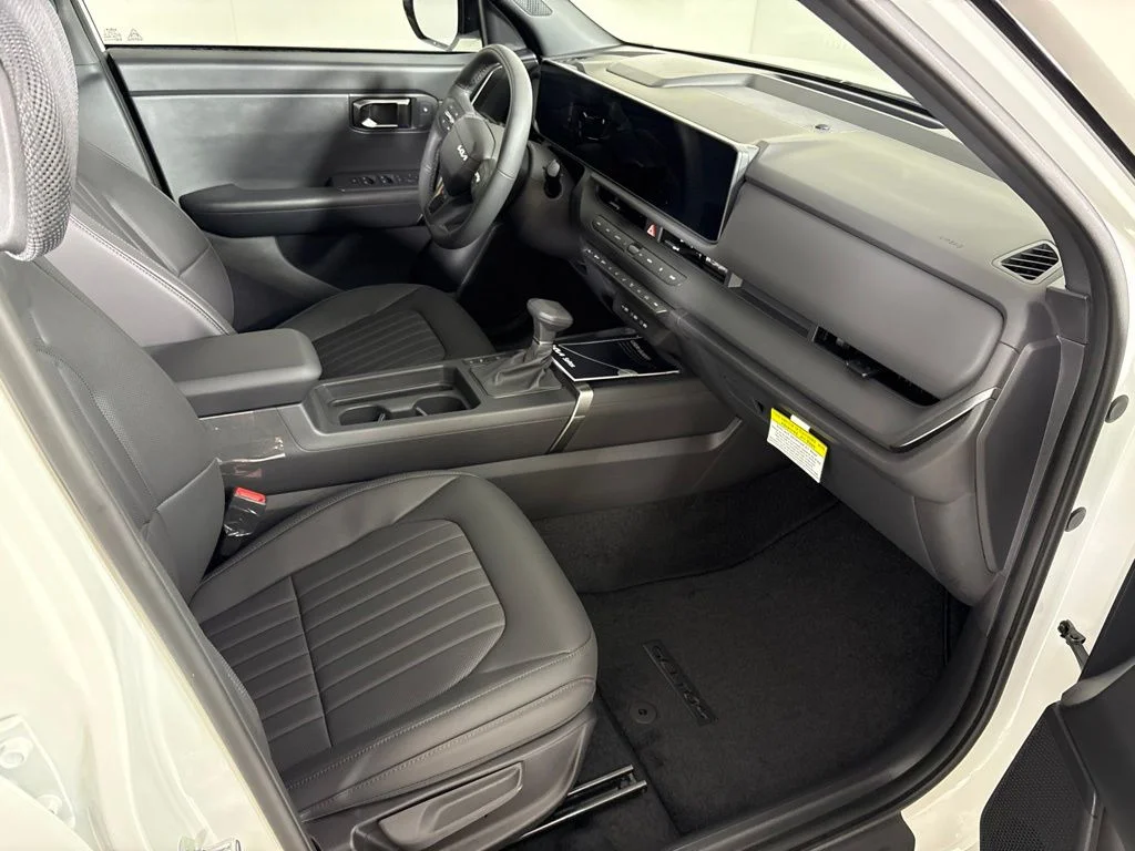 New 2027 Snow White Pearl / Black Roof Kia X-Line image 17