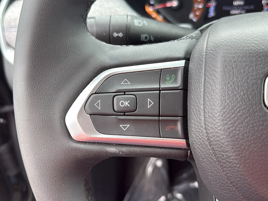 Used 2025 Black Jeep Latitude image 9