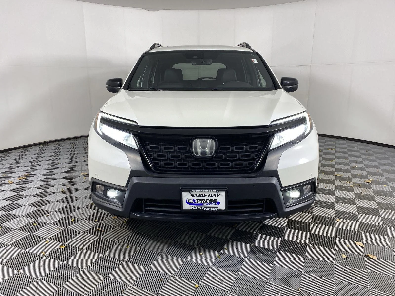 Used 2019 White Diamond Pearl Honda Touring image 2