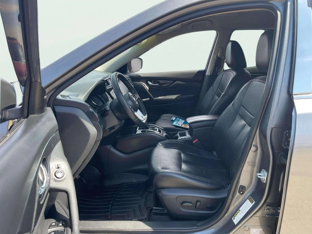 Used 2018 Gun Metallic Nissan SL image 22