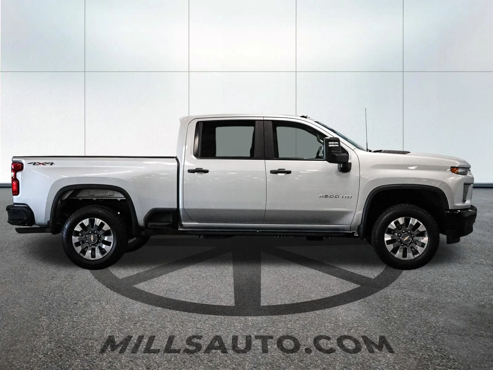 Used 2022 Silver Ice Metallic Chevrolet Custom image 10