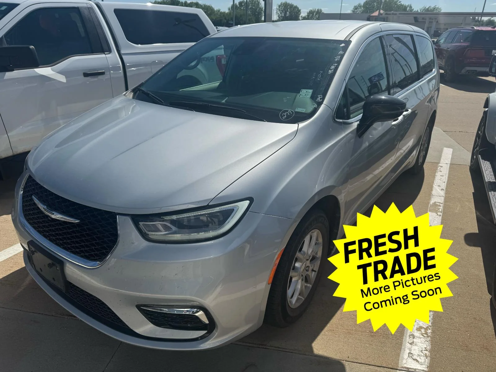 2024 Chrysler Pacifica Touring L's photo