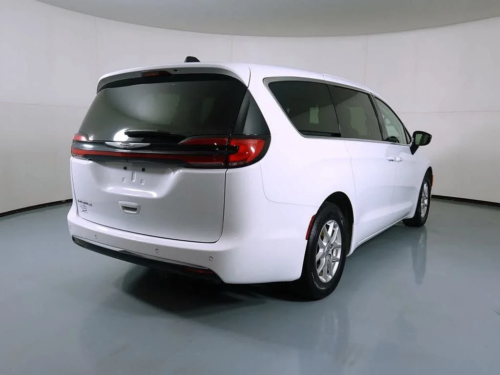 Used 2024 White Chrysler Touring L image 9