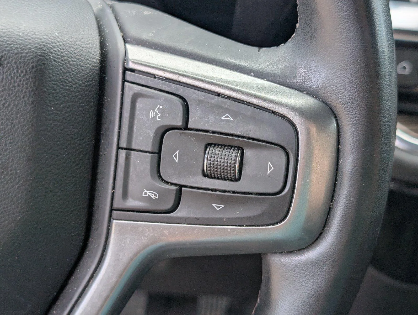 Used 2023 STERLING GRAY METALLIC Chevrolet LT image 28