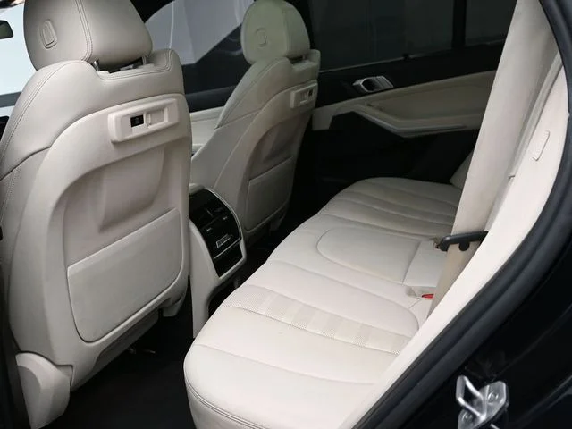 Used 2022 Black BMW sDrive40i image 12