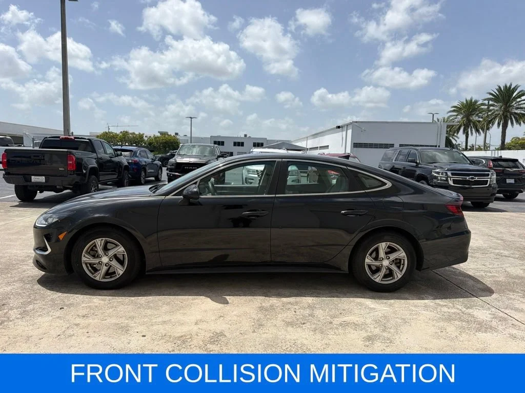 Used 2020 Black Hyundai SE image 4