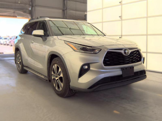Used 2021 Silver Toyota XLE image 4