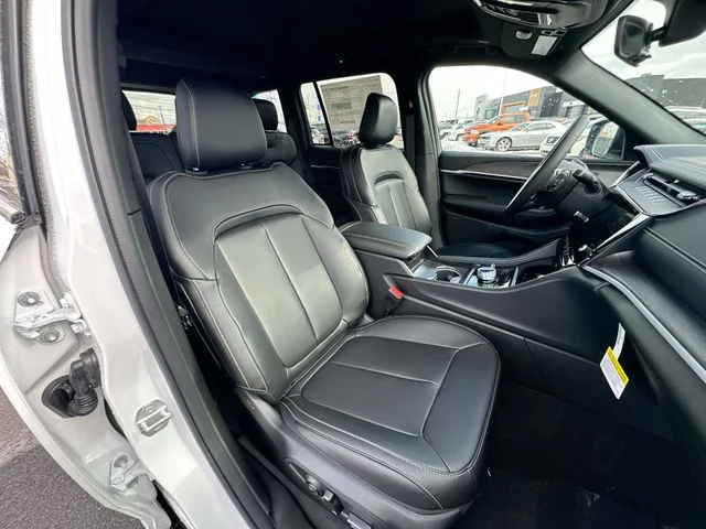 New 2026 Bright White Clear-Coat Exterior Paint Jeep Limited image 27
