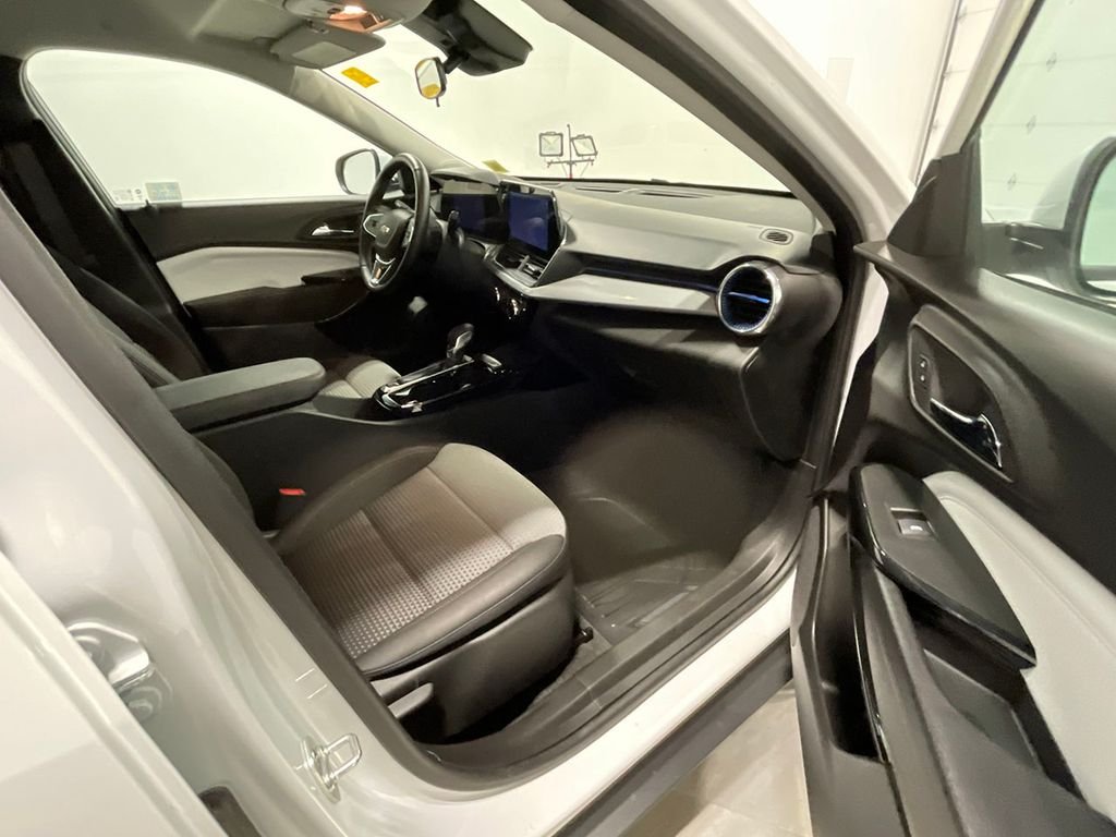 Used 2025 White Chevrolet LT image 24