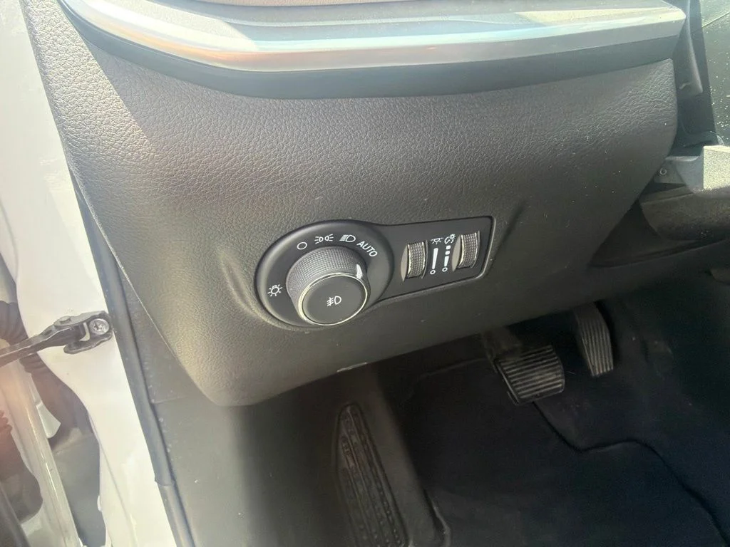 Used 2025 White Jeep Limited image 13