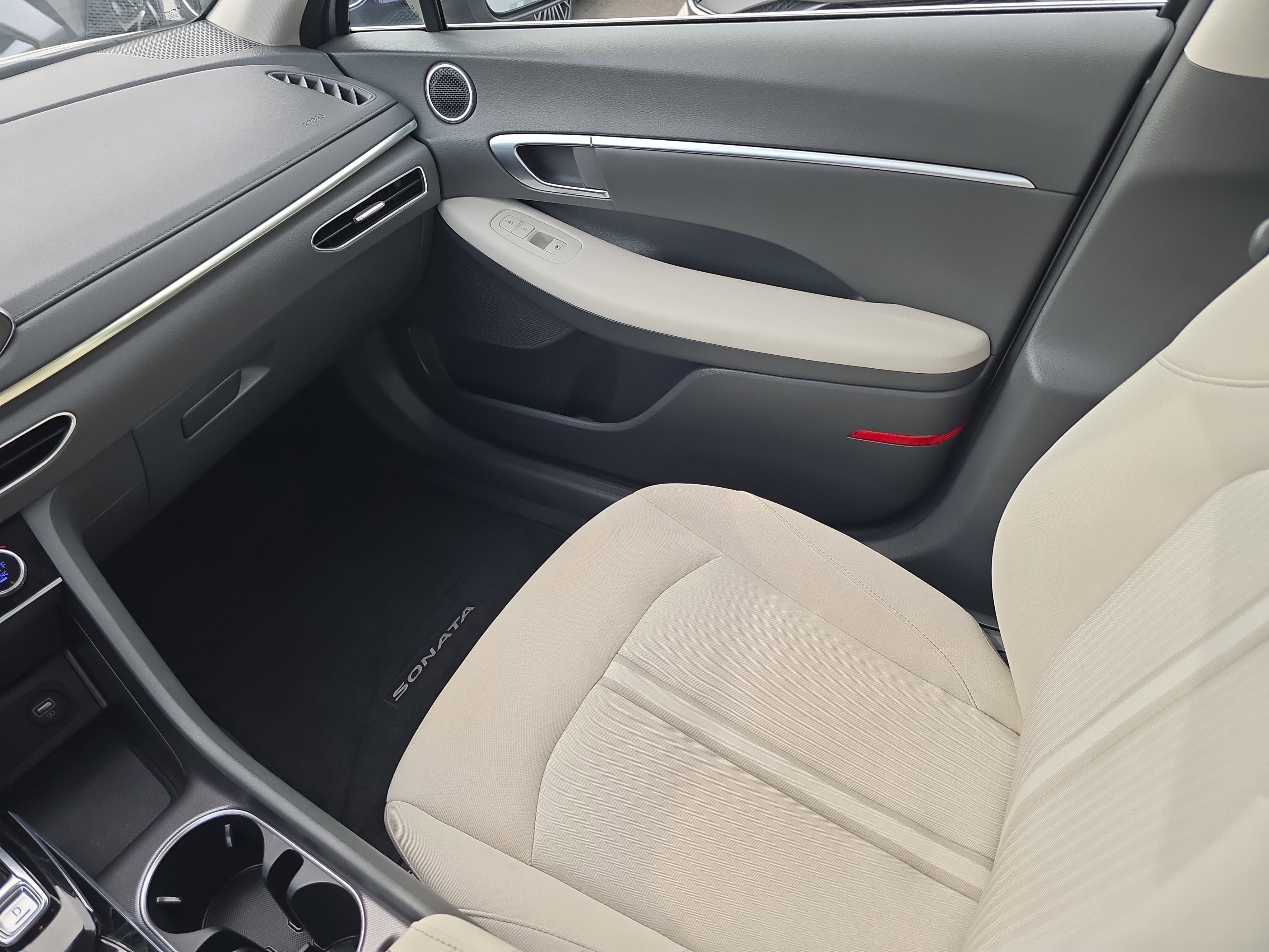 Used 2021 Shimmering Silver Pearl Hyundai SEL image 15