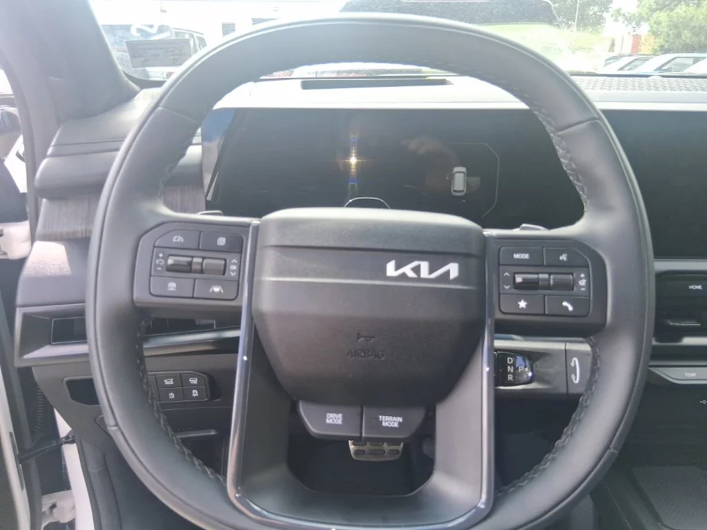Used 2027 White Kia  image 10