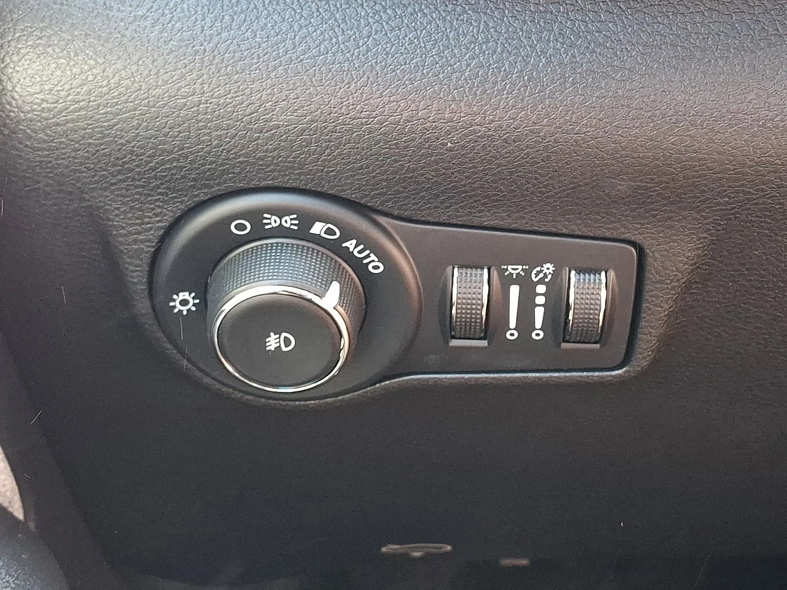 Certified Used 2022 Diamond Black Crystal Pearlcoat Jeep Latitude image 26
