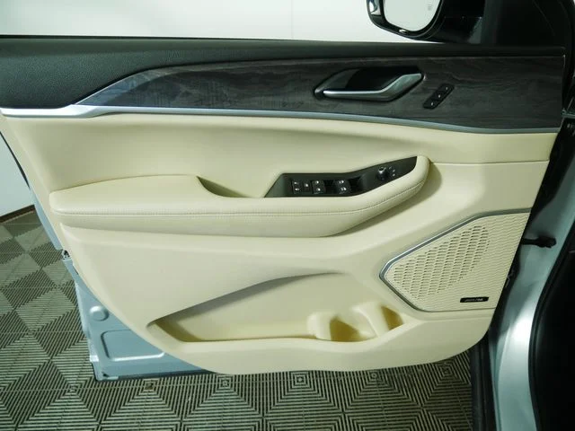 Used 2023 Silver Jeep Limited image 19
