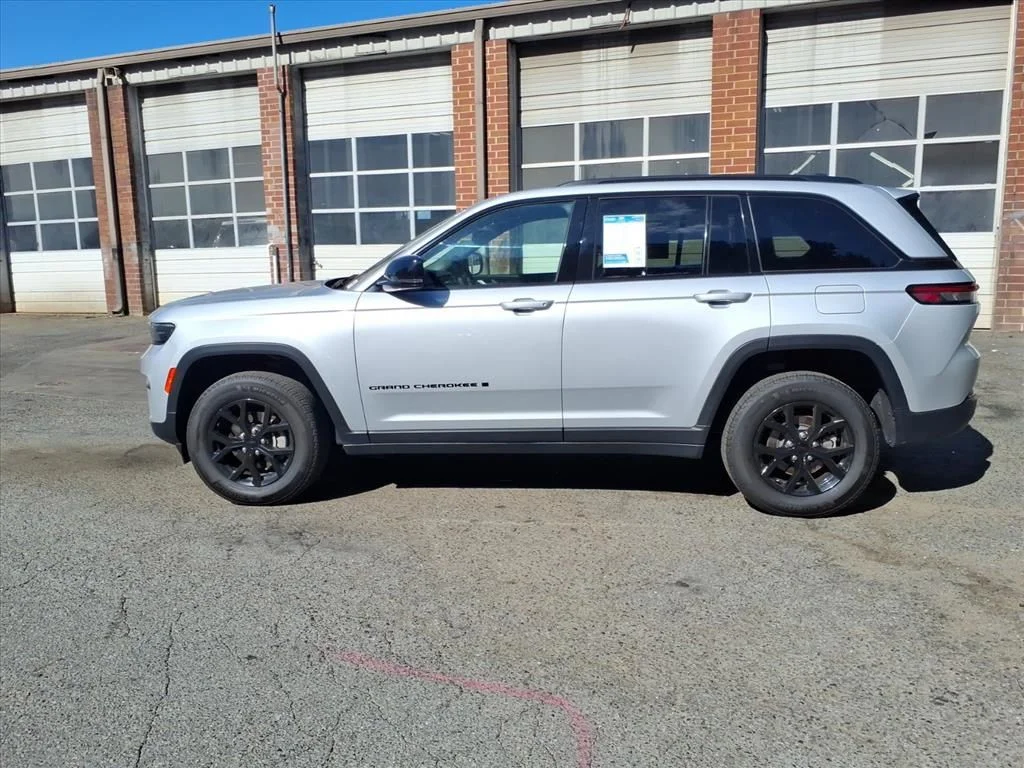 Used 2025 Silver Jeep Altitude image 36