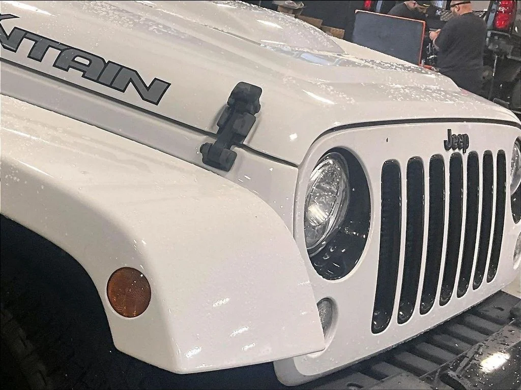 Used 2017 White Jeep Sahara image 31