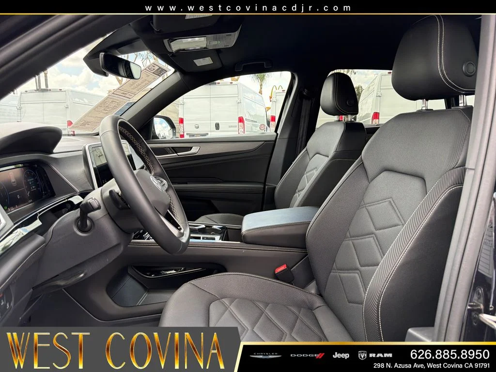 Used 2025 Black Volkswagen 2.0T SE w/Technology image 9