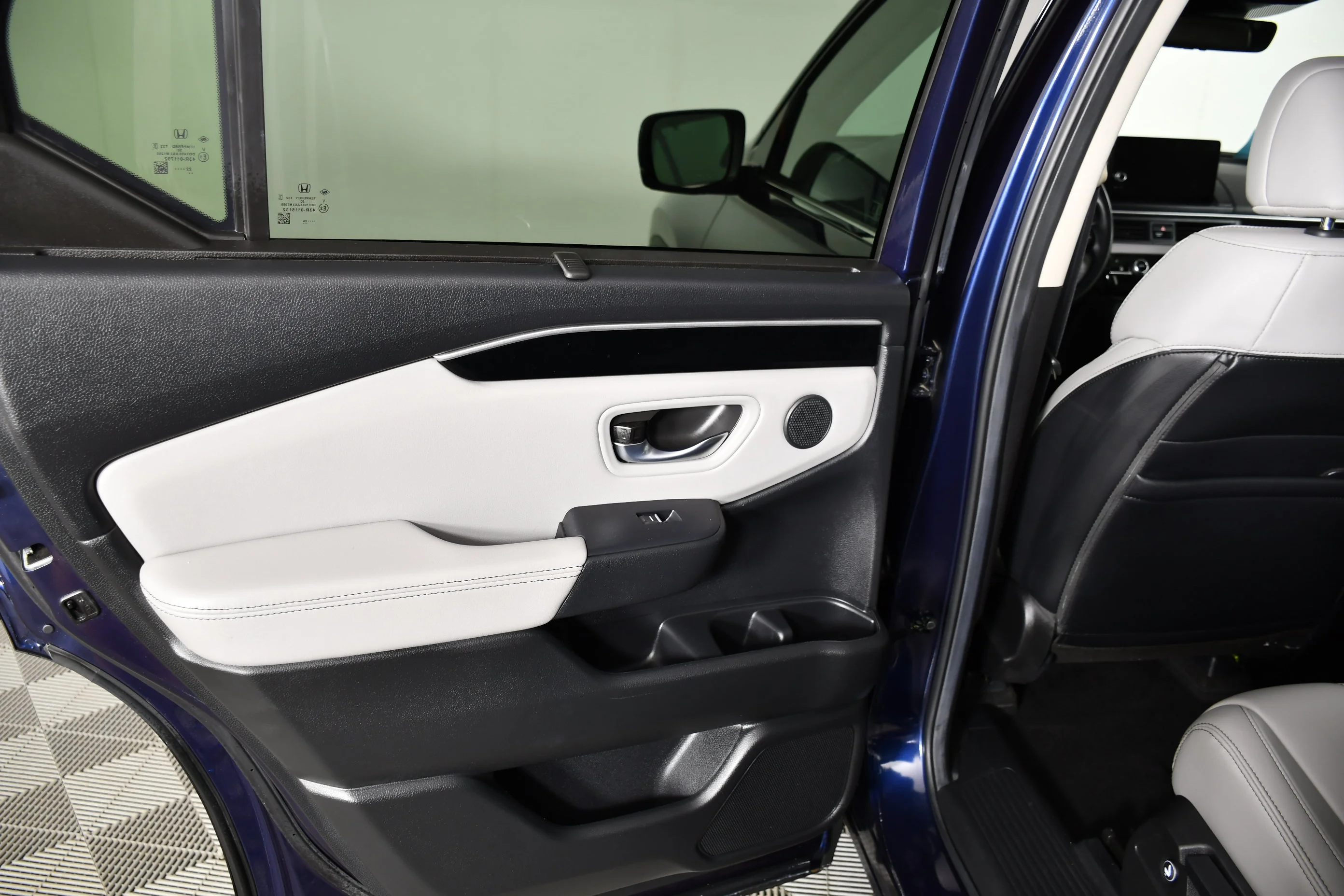 Used 2025 Obsidian Blue Pearl Honda Touring image 46