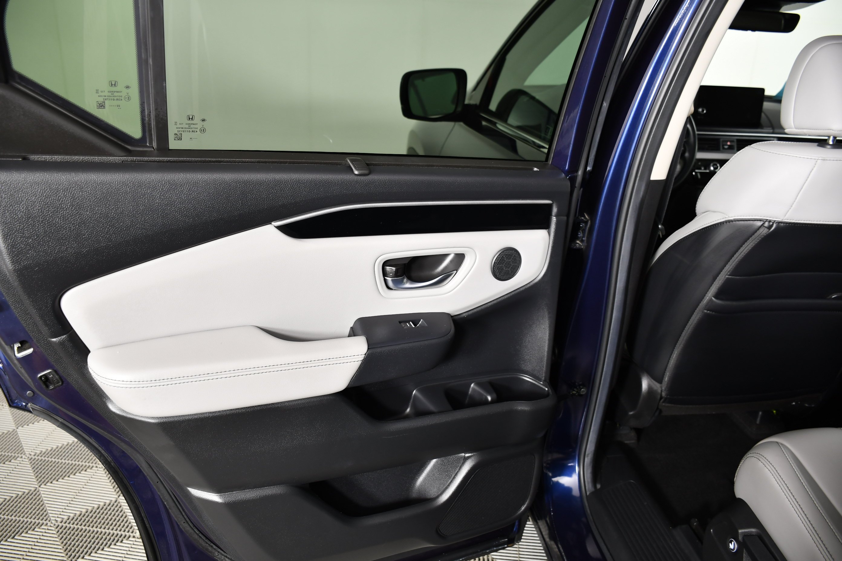 Used 2025 Obsidian Blue Pearl Honda Touring image 46