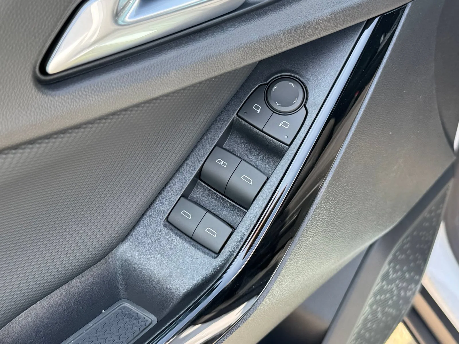 2027 Chevrolet Equinox LT - Photo 12