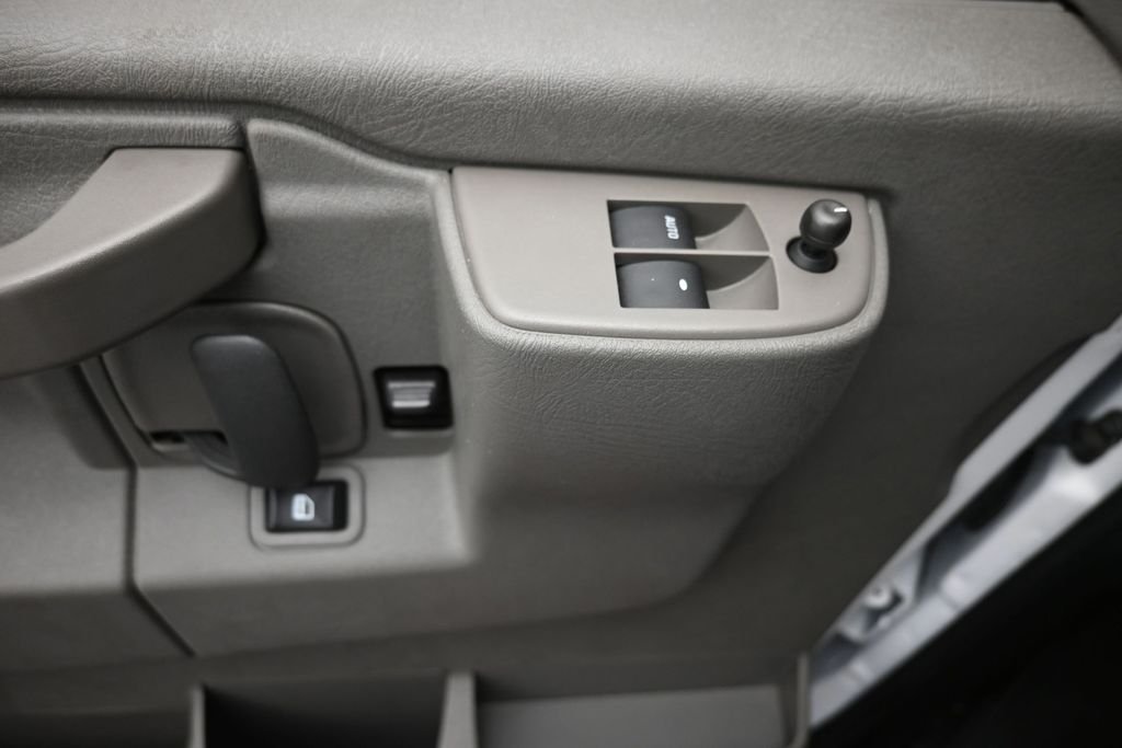 Used 2025 White Chevrolet LT image 17