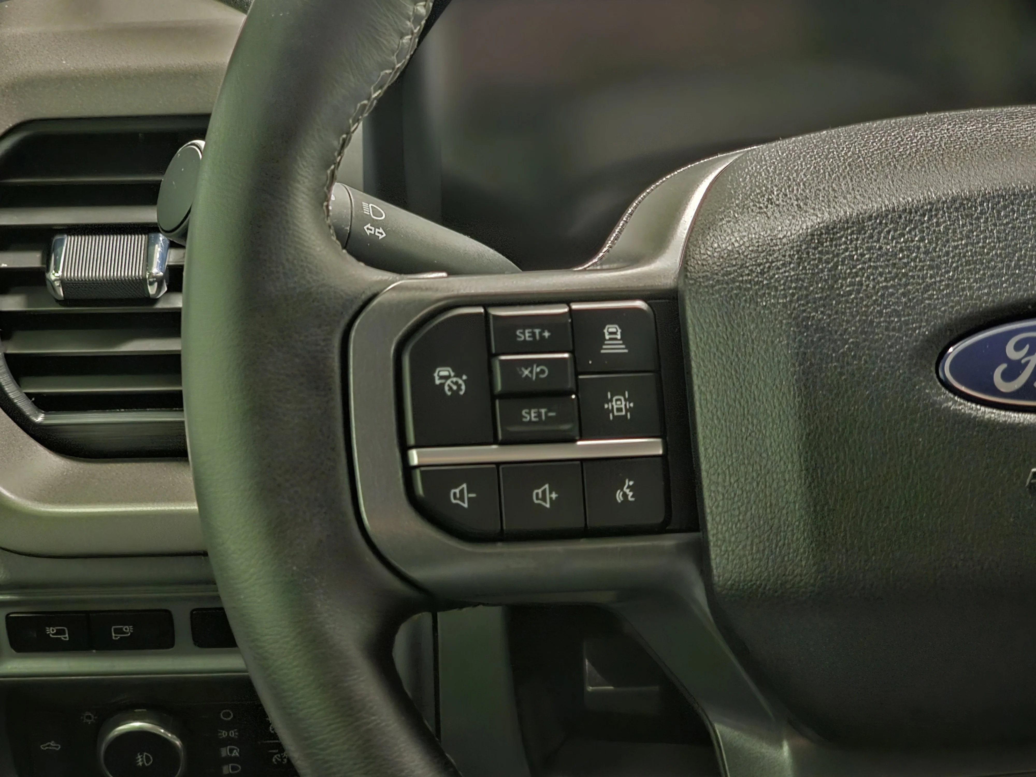 Used 2024 Agate Black Metallic Ford XLT image 23