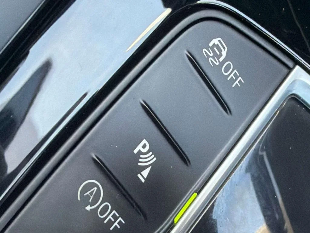 Used 2020 Black Sapphire Metallic BMW sDrive30i image 34