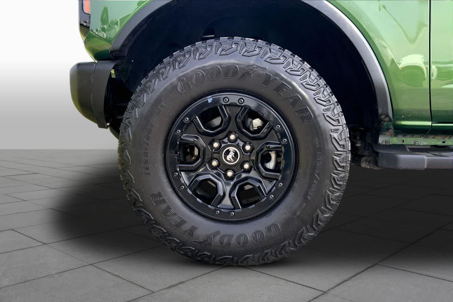 Used 2023 Eruption Green Metallic Ford Wildtrak image 11