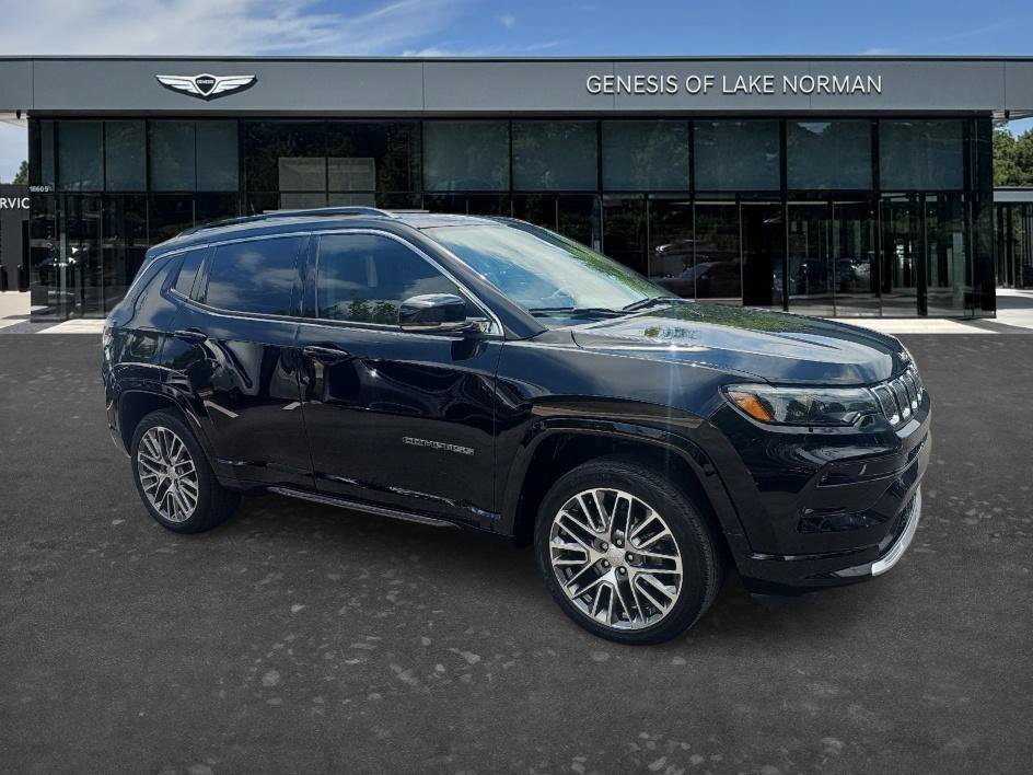 Used 2022 Diamond Black Crystal Pearlcoat Jeep Limited image 3