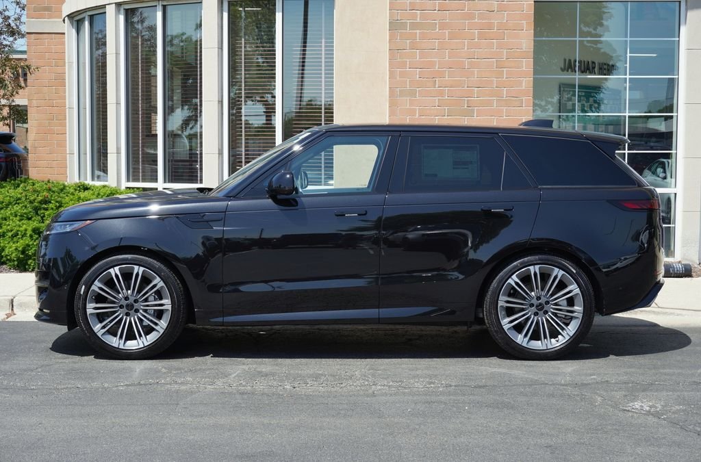 New 2026 Santorini Black Land Rover Dynamic SE image 2