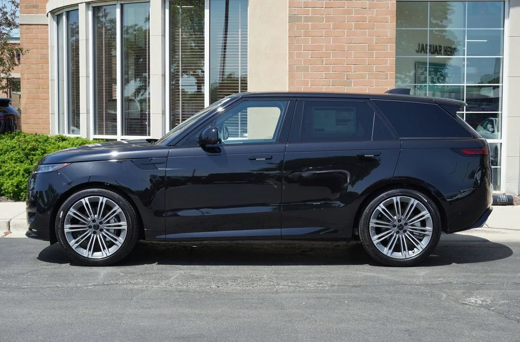 New 2026 Santorini Black Land Rover Dynamic SE image 2
