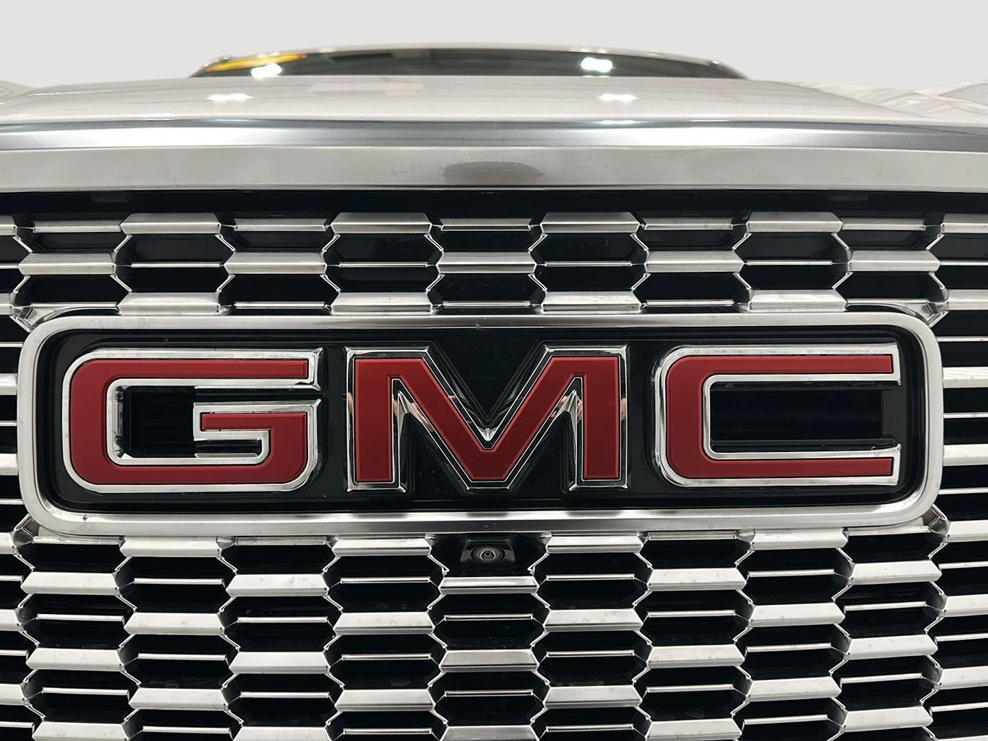 Used 2023 WHITE FROST TRICOAT GMC Denali image 29