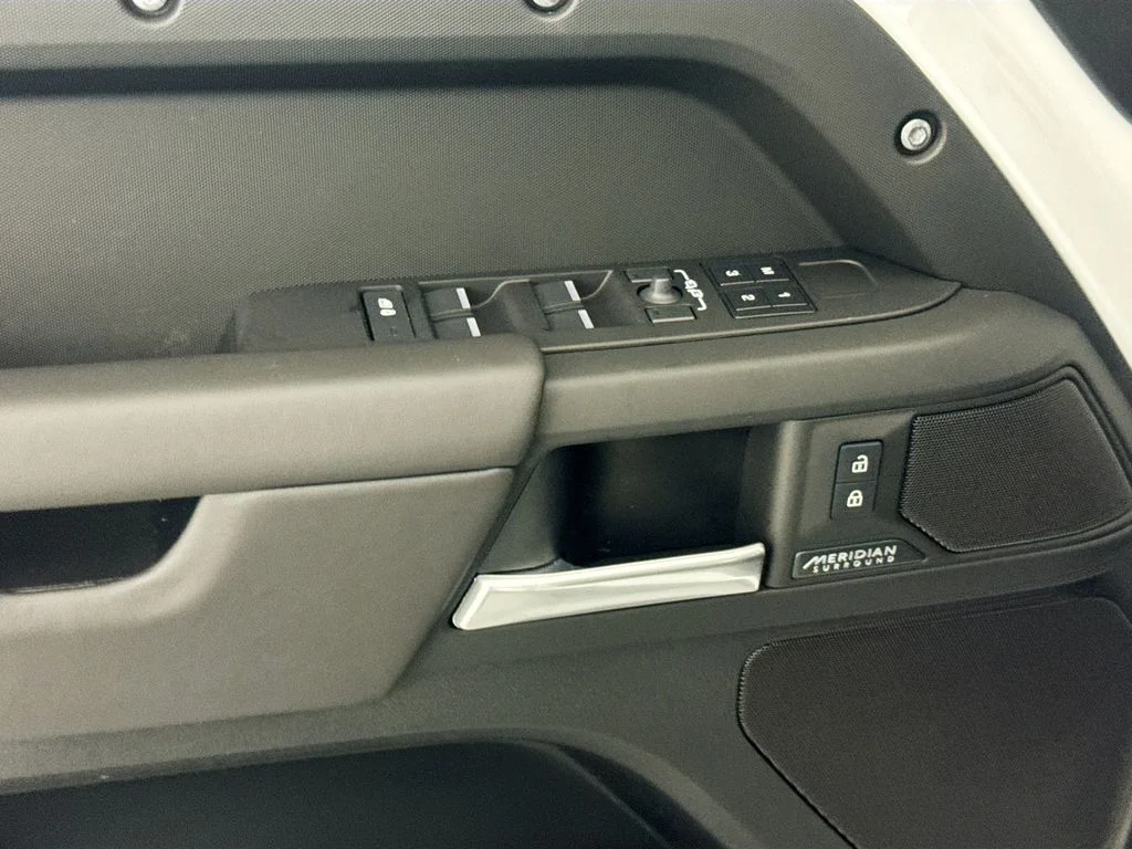 New 2026 Fuji White Land Rover X-Dynamic SE image 17
