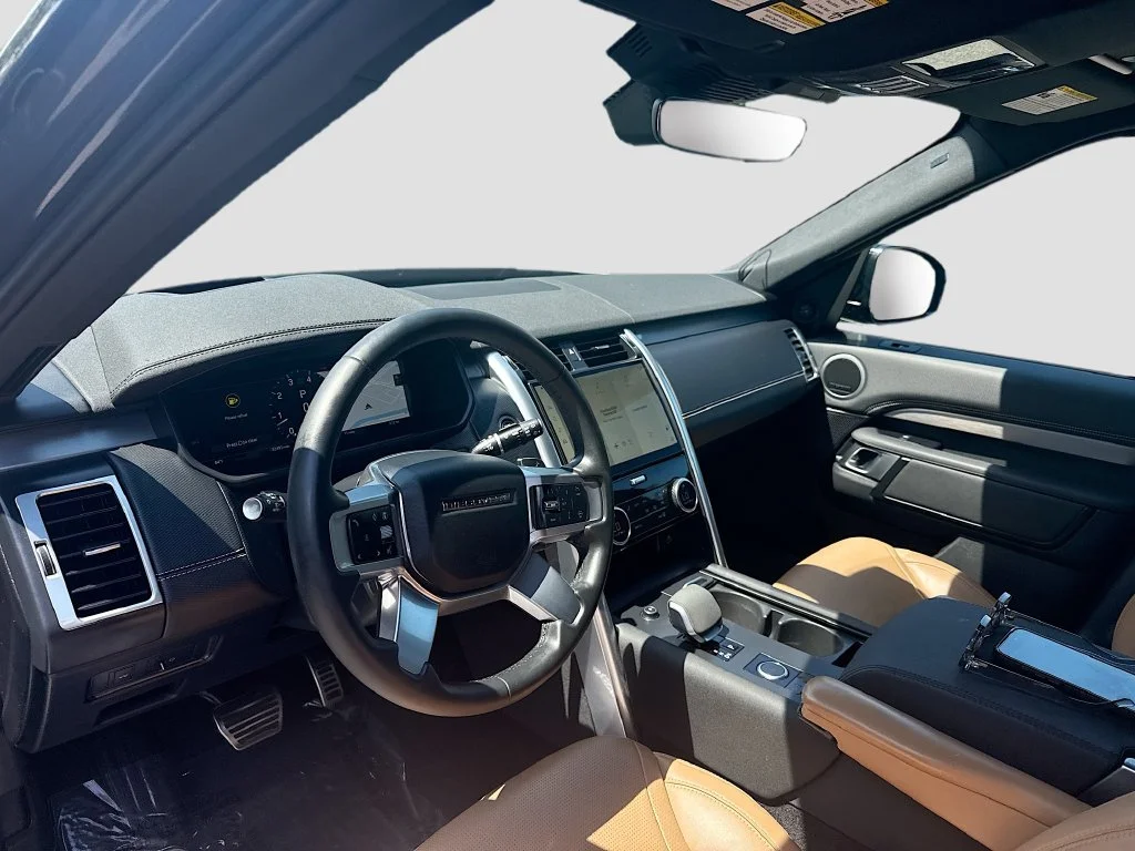 Used 2024  Land Rover Dynamic SE image 10