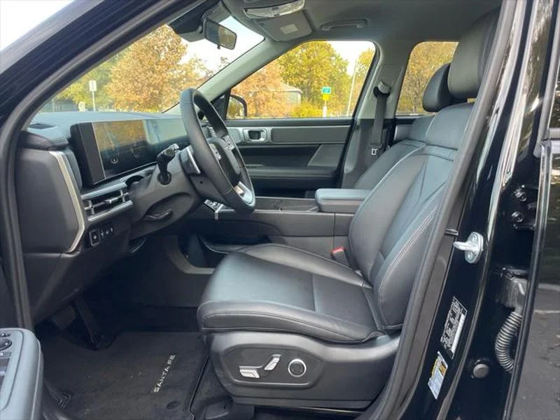 Used 2025 Phantom Black Hyundai SEL image 10