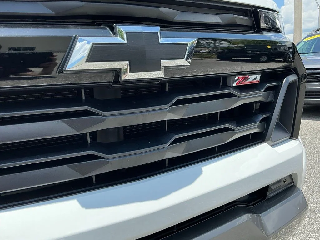 Used 2023 White Chevrolet Z71 image 21