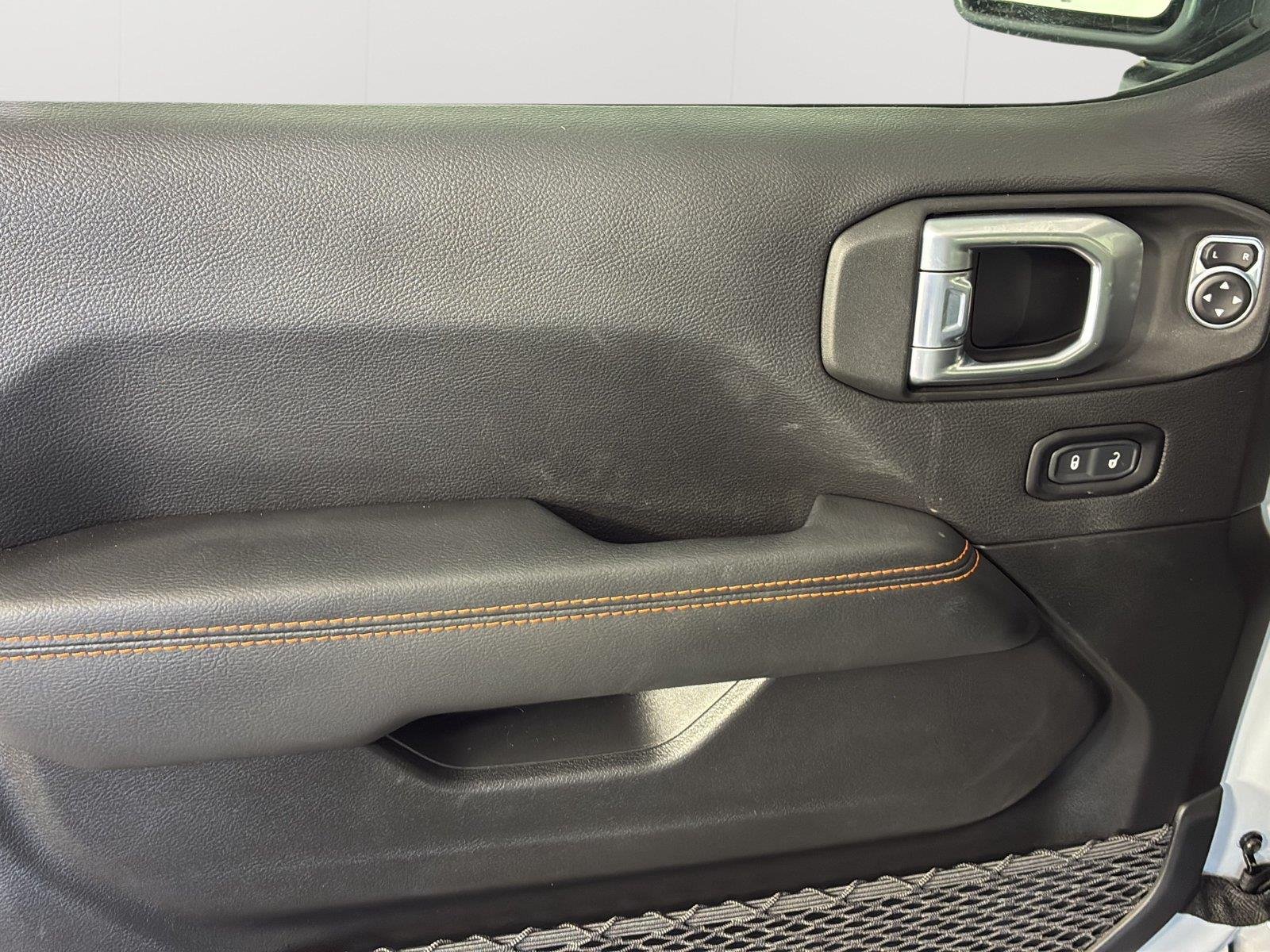Used 2021 Bright White Clearcoat Jeep Mojave image 26