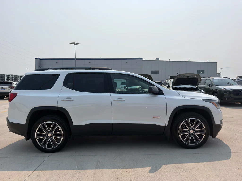 Used 2018 White Frost Tricoat GMC SLT image 4