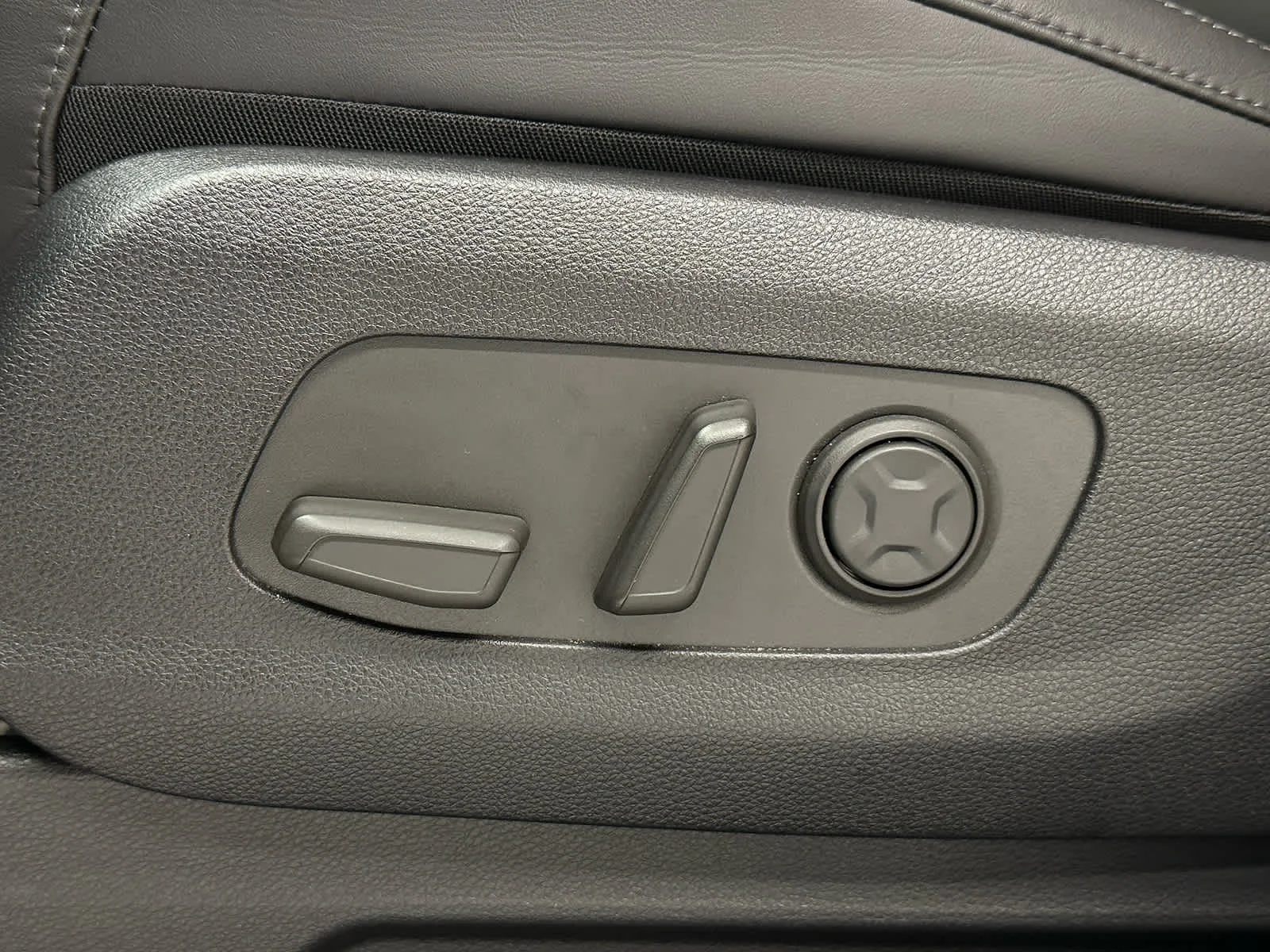 Used 2025 Snow White Pearl Kia SX image 12