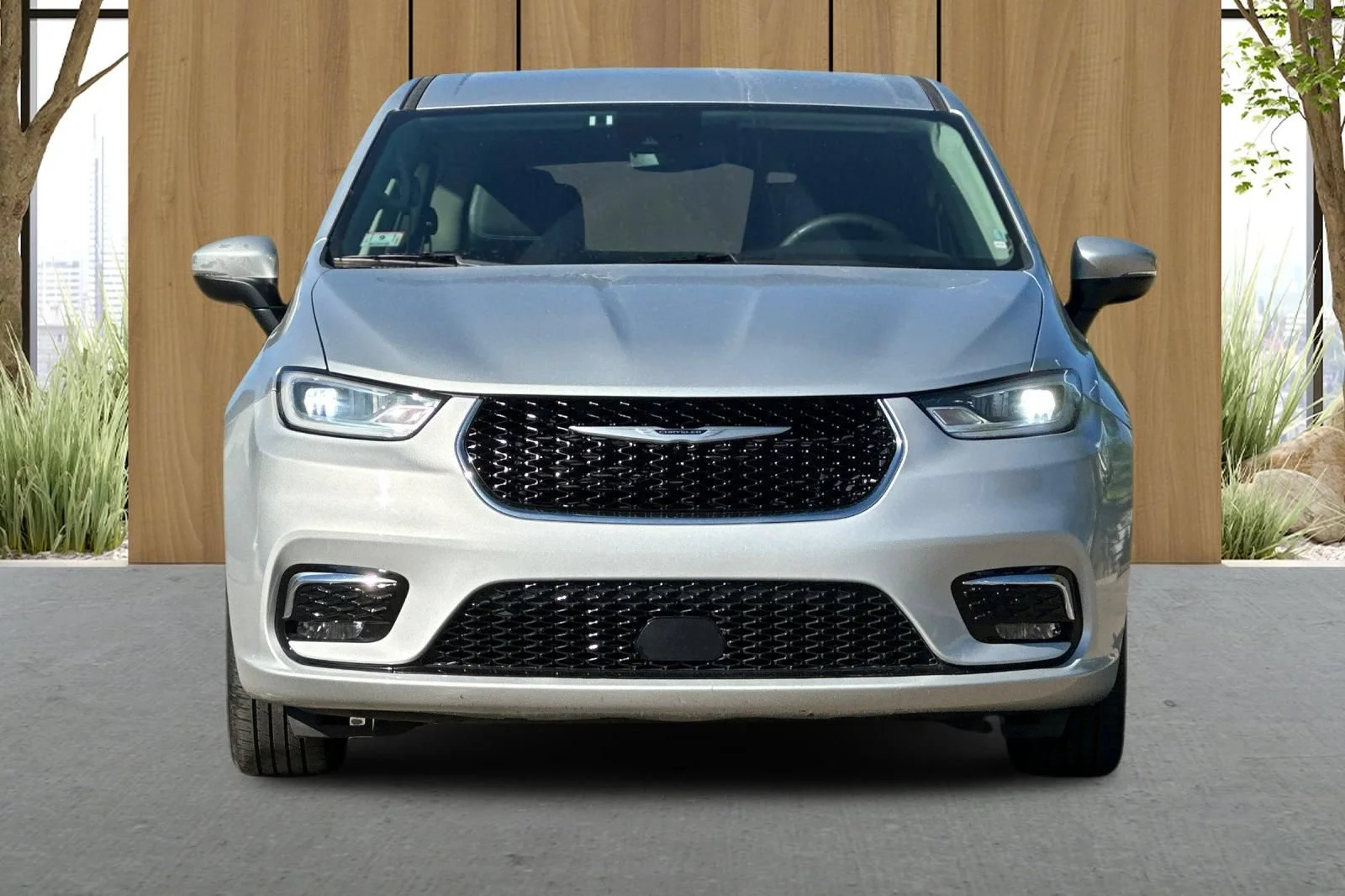 Used 2023 Silver Chrysler Touring L image 9