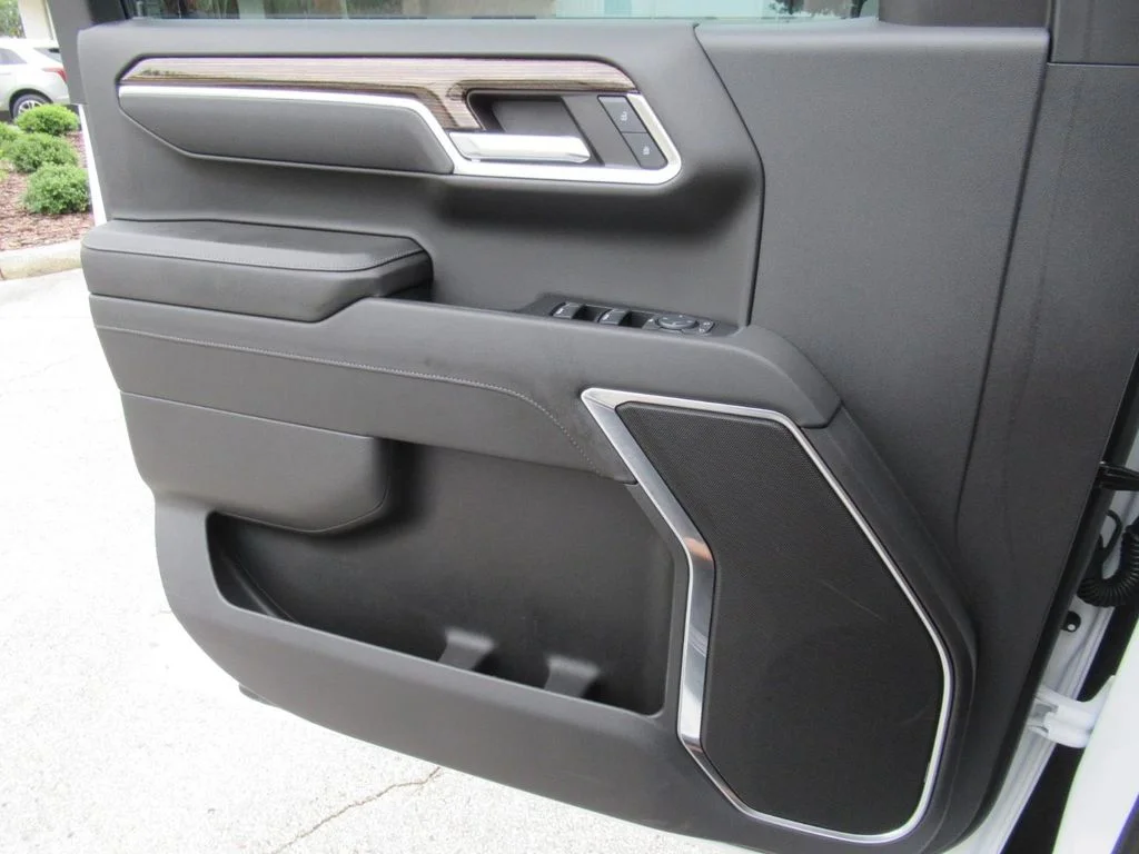 Used 2024 White GMC Elevation image 17