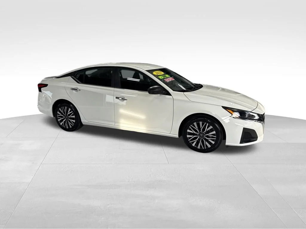 Used 2025 White Nissan 2.5 SV image 7
