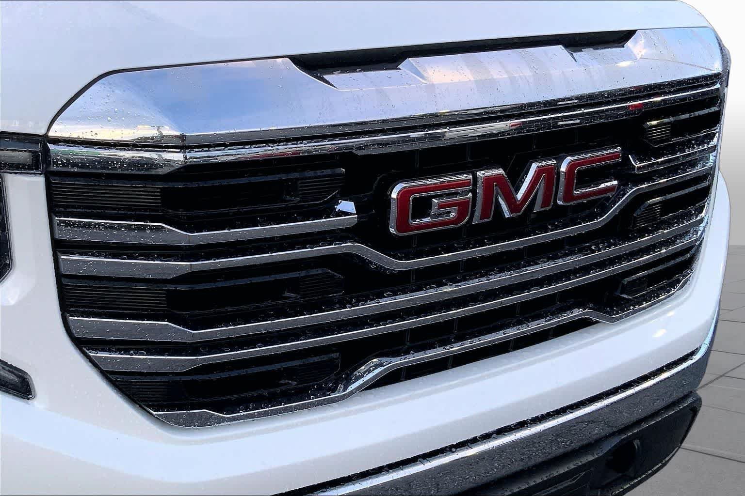 Used 2023 Summit White GMC SLT image 29