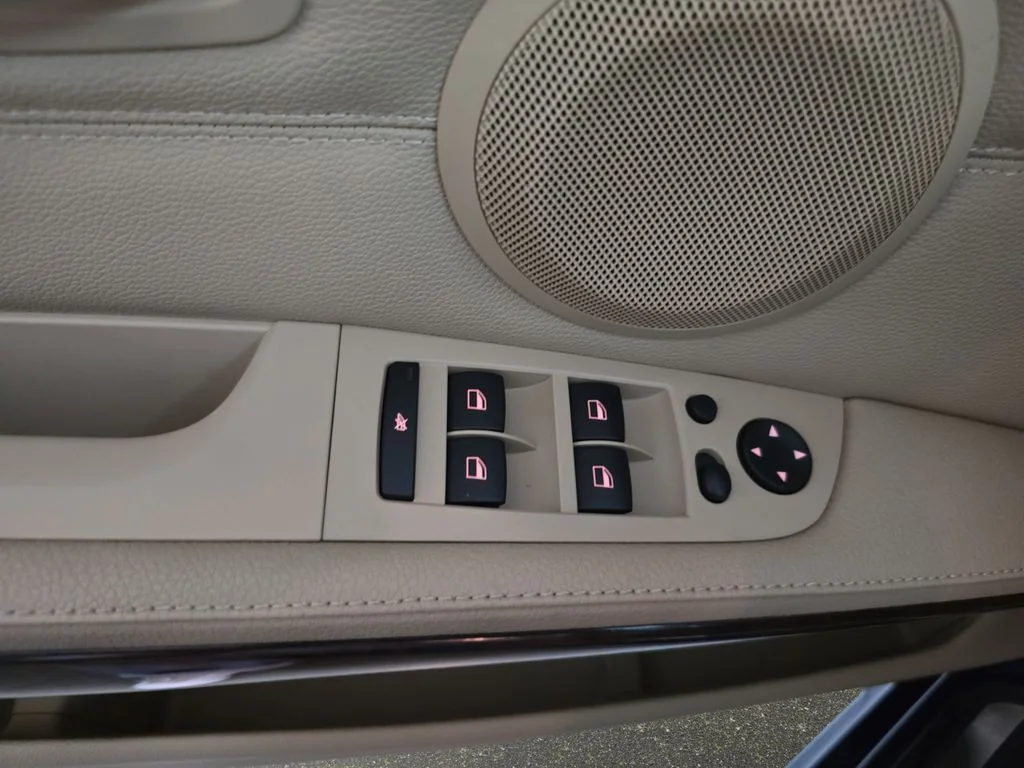 Used 2011 Deep Sea Blue Metallic BMW 328i xDrive image 27