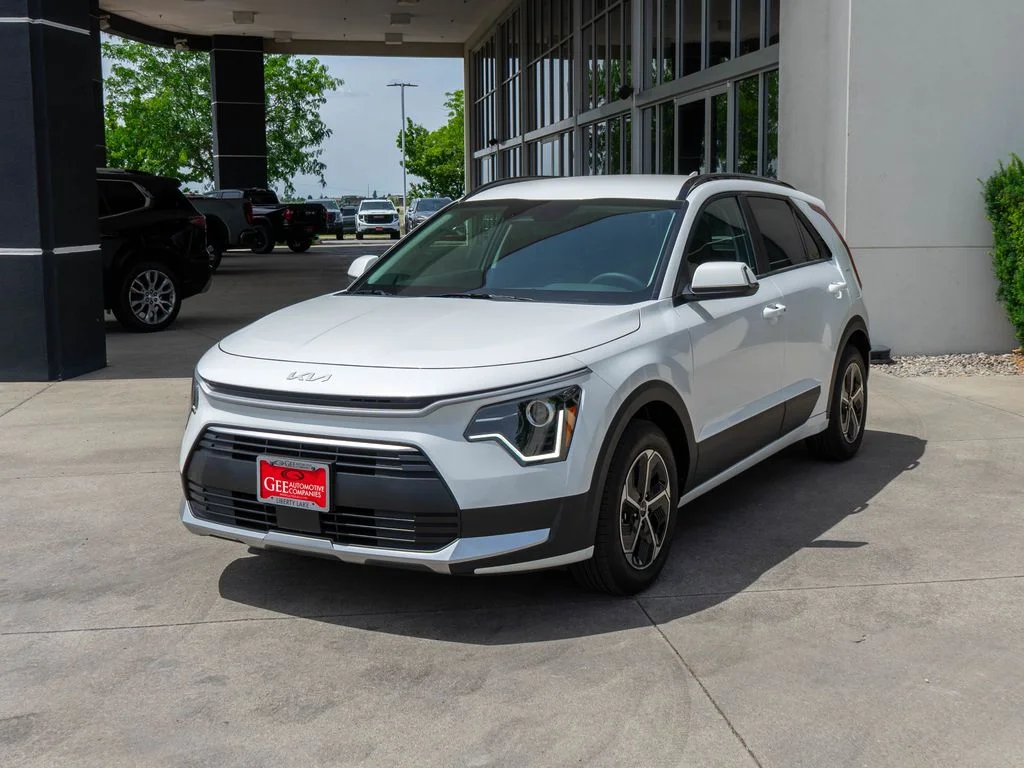 New 2026 Snow White Pearl Kia EX image 3