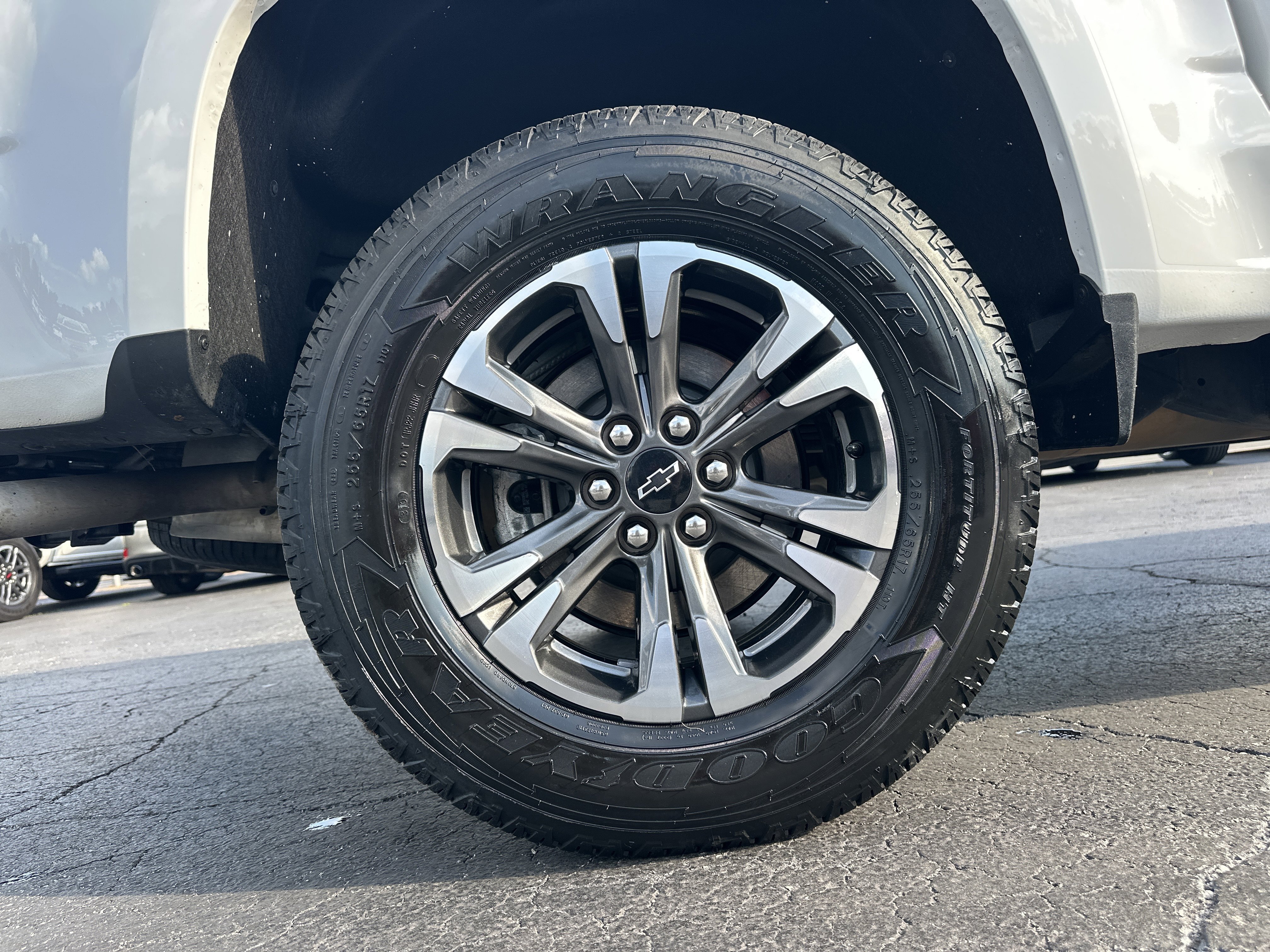 Used 2022 Summit White Chevrolet Z71 image 19