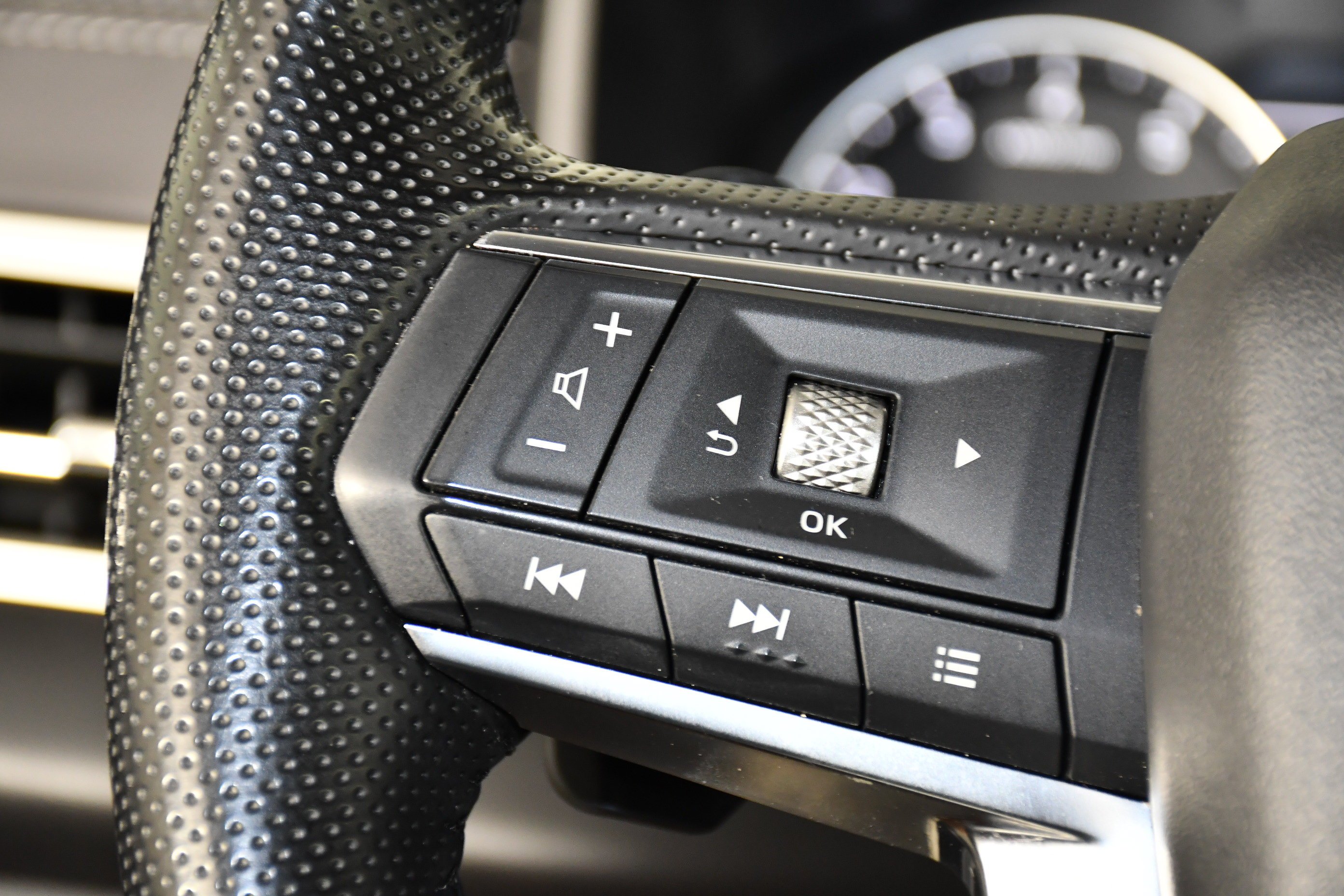 Used 2024 Mercury Gray Metallic Mitsubishi SE image 20